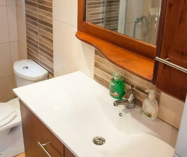 Traditional House Next To * Олимпия