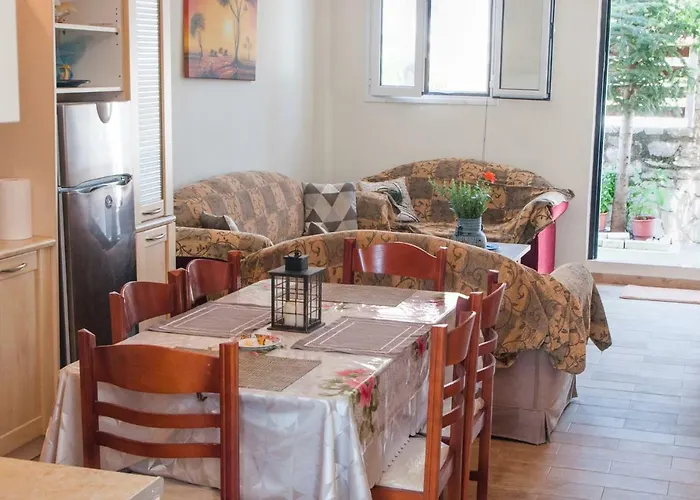 Traditional House Next To * Олимпия